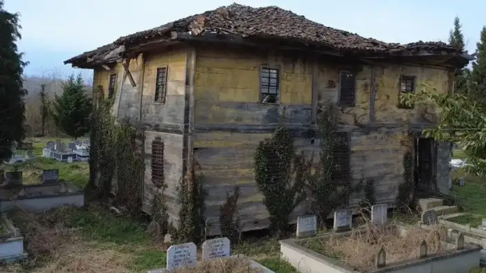 Çarşamba’da 200 yıllık ahşap cami çürümeye terk edildi