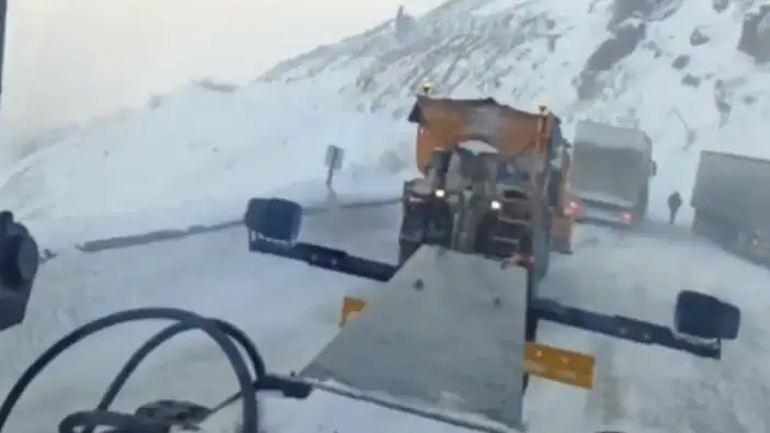 Sahara Geçidi kapandı: Mahsur kalan sürücüler kurtarıldı