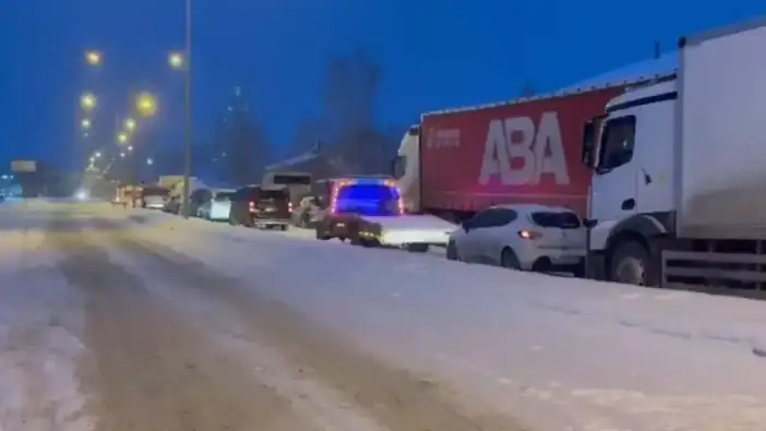 Kop Dağı Geçidi’nde kar ve tipi ulaşımı felç etti