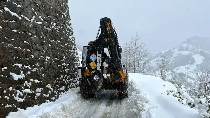 Trabzon’da kar yağışı ulaşımı vurdu: 70 yol kapalı