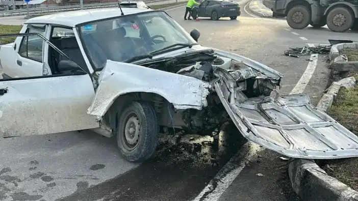 Samsun’da kavşak kazası: Araba parçalandı, 2 yaralı