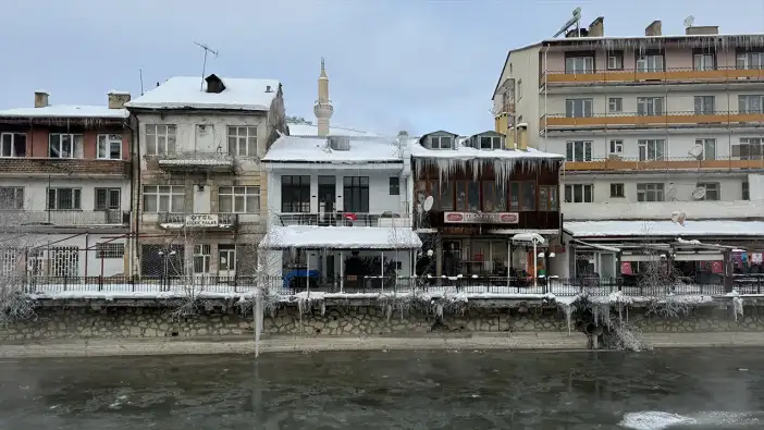 Bayburt’ta dondurucu soğuk etkili oldu: Termometreler eksi 18’i gösterdi