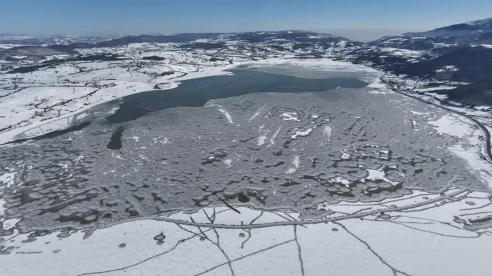Ladik gölü buz tuttu, kar yağışı umut oldu