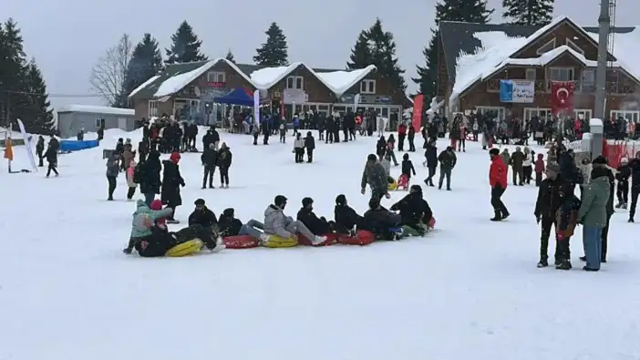 Artvin Atabarı Kayak Merkezi’nde kar şenliği coşkusu
