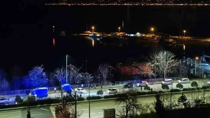 Beşikdüzü'nde trafik kazası kavgaya dönüştü: Sahil yolu 1 saat kapandı