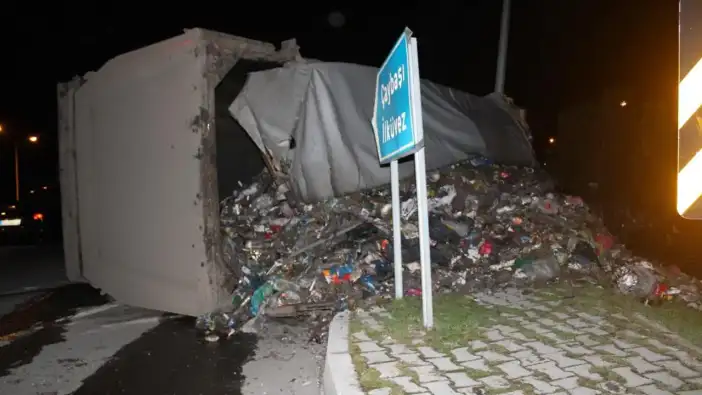 Ordu’da kaza sonrası yol çöplerle doldu: Trafik kontrollü verildi