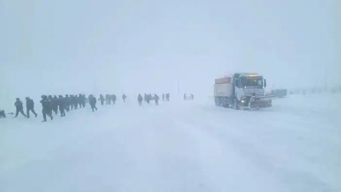 Bayburt’ta kara saplanan sürücülerin imdadına ekipler yetişti