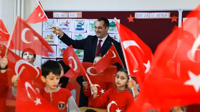 Akçaabat’ta okullarda bayrak sevgisiyle yeni dönem başladı