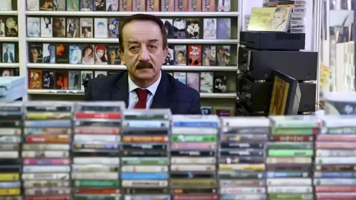 Giresun’da zamana direnen meslek: 50 yıldır kaset ve plak satıyor
