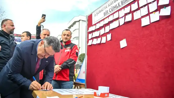 Trabzon’da depremde hayatını kaybedenler anıldı: “Trabzon yüreğini ortaya koydu”