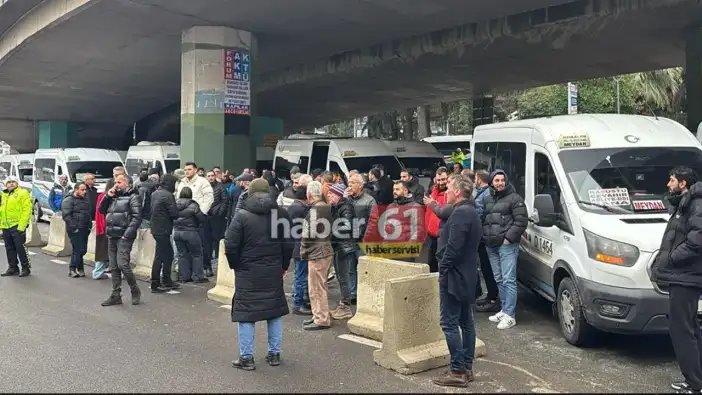 Trabzon'da dolmuşçular eylem yaptı: Durak başkanı yuhalandı