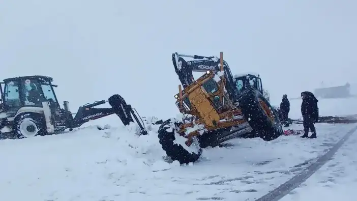 Bayburt'ta yoğun kar nedeniyle yolda 2 saat mahsur kaldılar