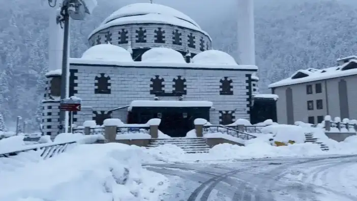 Uzungöl beyaza büründü: Kar kalınlığı 1 metreyi aştı