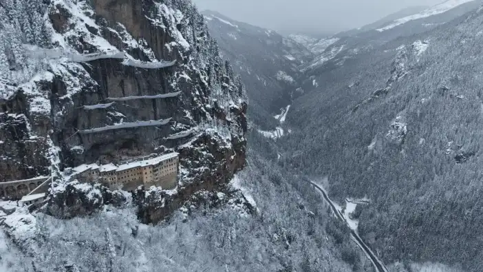 Sümela Manastırı beyaza büründü: Kartpostallık görüntüler