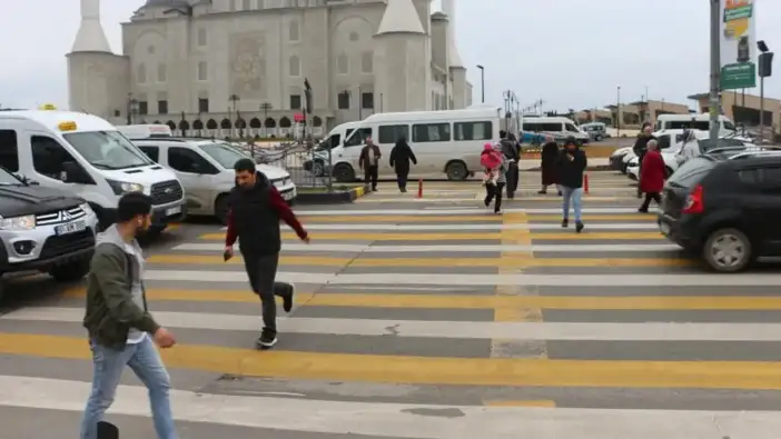 Moloz’da yaya geçidi tehlikesi: Vatandaşlar alt-üst geçit istiyor