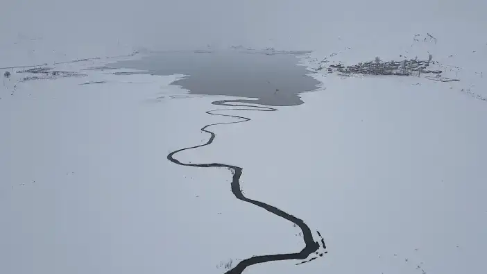 Bayburt’ta karla kaplanan menderesler kartpostallık görüntü oluşturdu