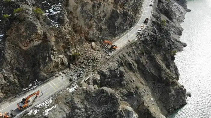 Gümüşhane-Giresun yolundaki heyelan havadan görüntülendi