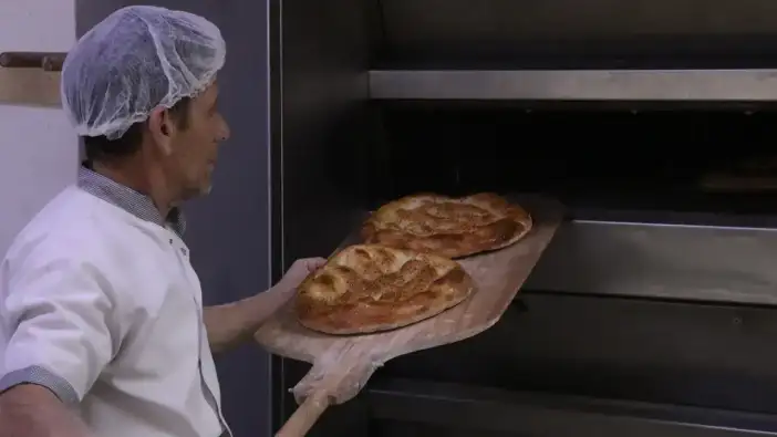 Trabzon’da Ramazan pidesi 6 saatlik emeğin ardından sofraya geliyor