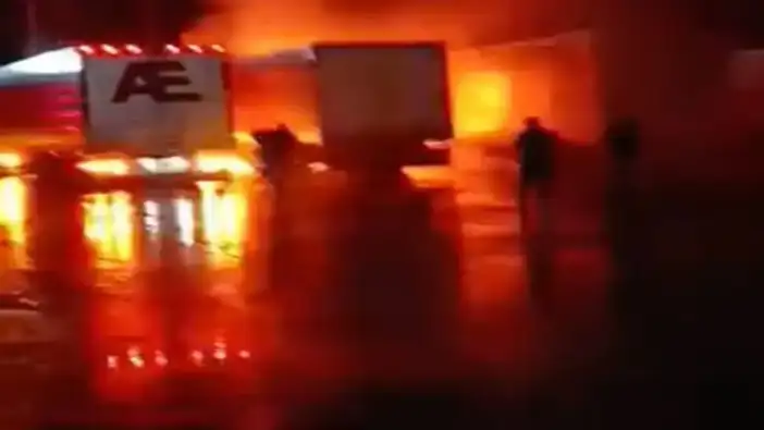 Artvin Hopa’da TIR parkında yangın: 2 araç kullanılamaz hale geldi