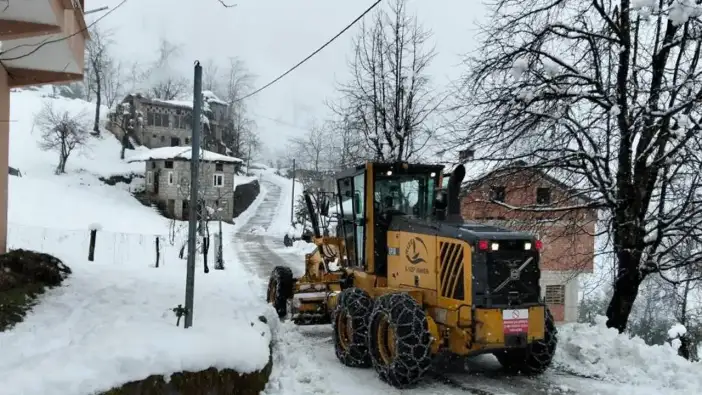 Rize’de kar yolları kapattı! 21 köy yolu ulaşıma kapandı