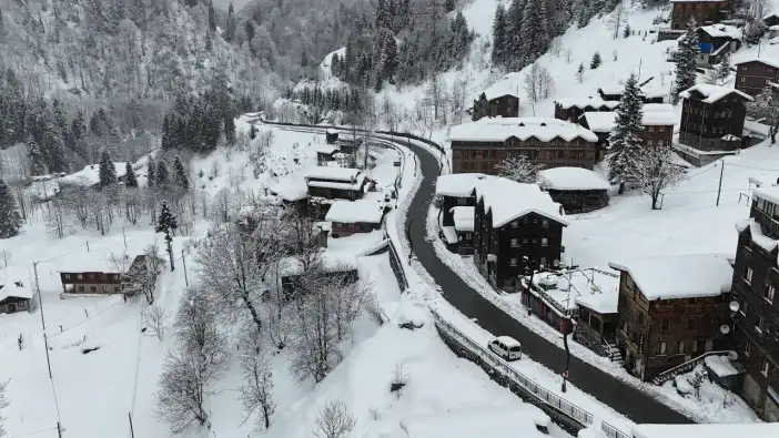 Doğu Karadeniz’de kar ve soğuk hava etkili oldu: Köy yolları kapandı