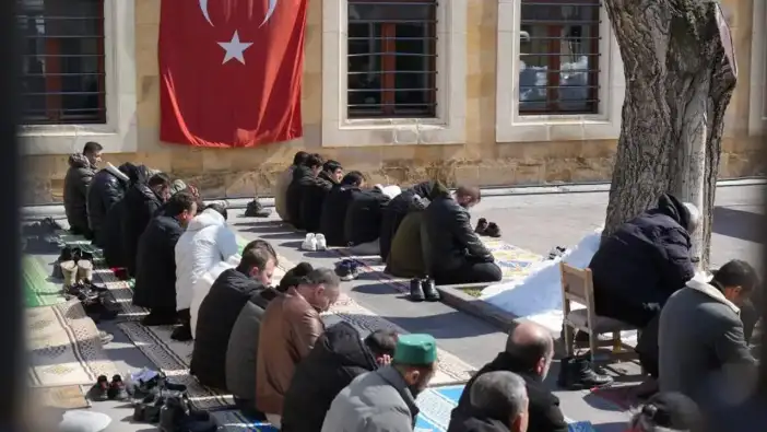 Bayburt’ta Ramazan’ın son Cuma namazında camiler doldu
