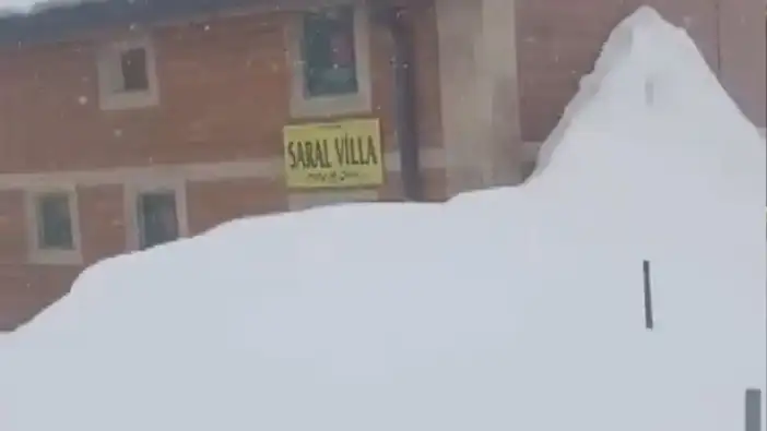 Bayburt’ta mart ortasında şaşırtan manzara! Yayla evleri kara gömüldü