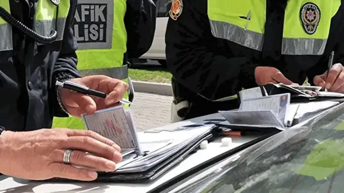 Trabzon plakalı aracın trafik cezası arabanın değerini aştı: Araç kemençeyle satışa çıktı