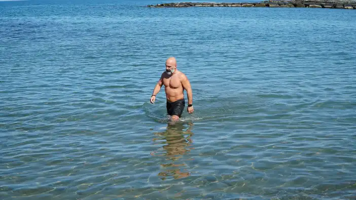 Rize’de 5 yıldır yaz-kış denize giriyor: Karadeniz’in soğuk sularına meydan okuyor