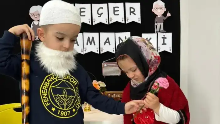 Bayburt’ta miniklerden anlamlı etkinlik! Yaşlılar Haftası’na özel canlandırma