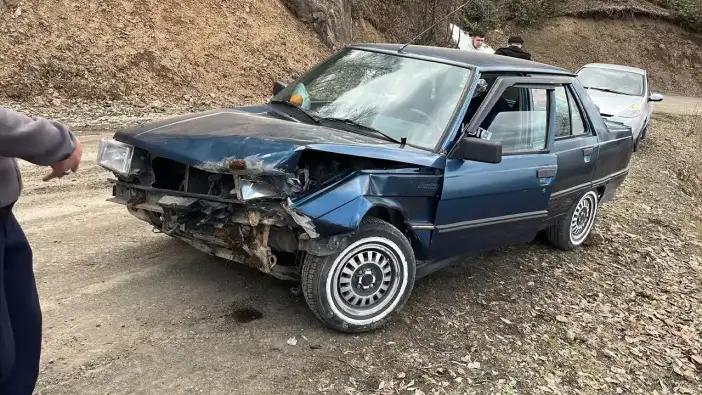 Trabzon’da fren patladı: Araç duvara çarptı