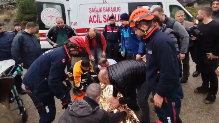 Artvin Borçka’da korkutan kaza: 100 metrelik uçurumdan sağ çıkarıldı