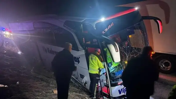 Trabzon istikametine giden otobüs Erzincan’da bariyerlere çarptı