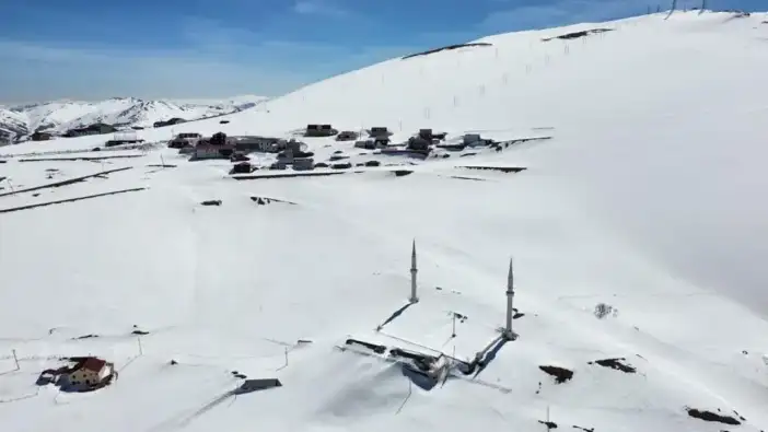Trabzon Kadırga Yaylası’ndaki açık cami kar altında büyüledi