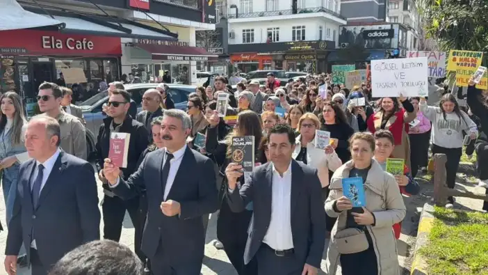 Artvin Arhavi’de kitap farkındalığı için yürüyüş düzenlendi