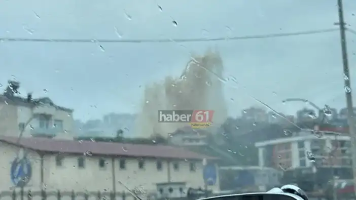 Trabzon’da ana su hattı patladı: Yol göle döndü