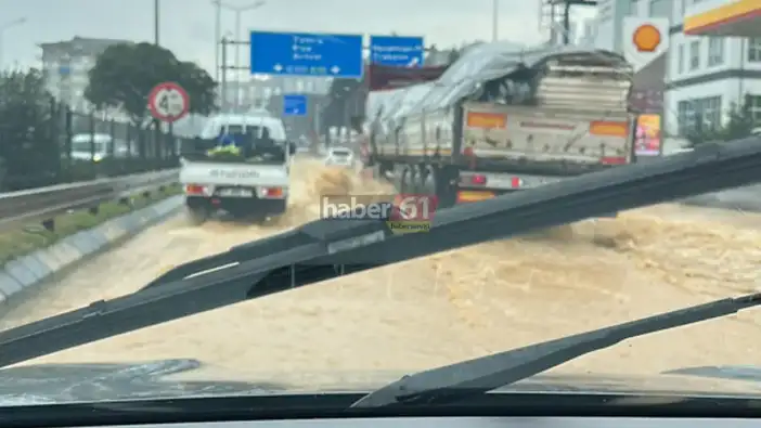 Trabzon’da su hattı patladı: Sahil yoluna kadar ulaştı
