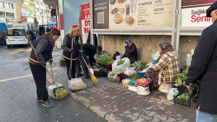 Giresun’da kadın temizlik görevlileri sokaklara özenle dokunuyor
