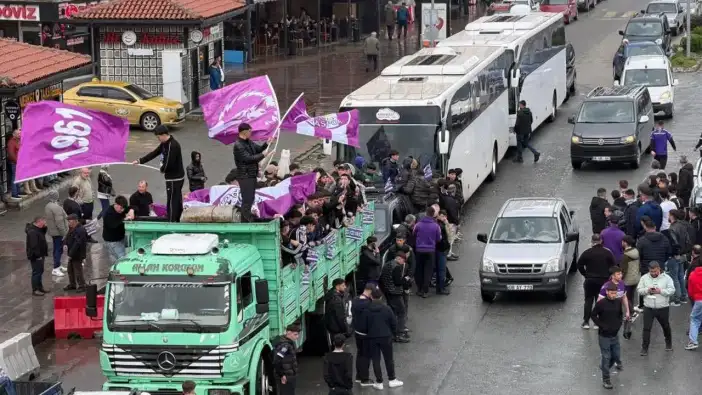 Artvin’de Hopa’da taraftarlar kamyon kasasında maça gitti
