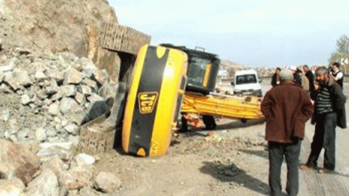 İş makinesi uçuruma devrildi: 1 ölü