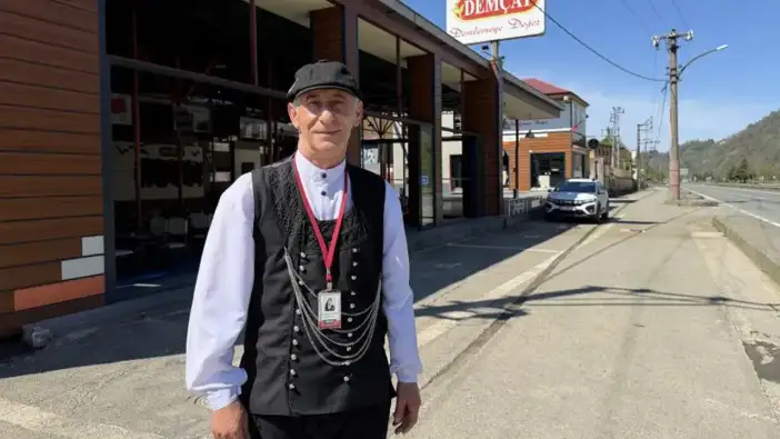 Trabzon’da ilginç karşılama: Otobüsleri uçak gibi yönlendiriyor