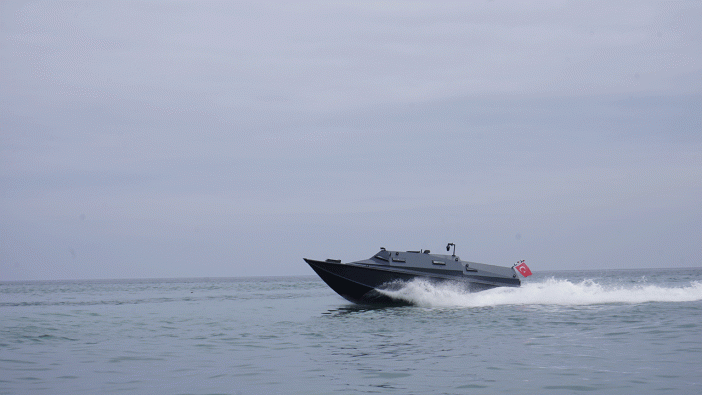 Trabzon'da 15 ayda üretildi: Zırhlı bot denize indi