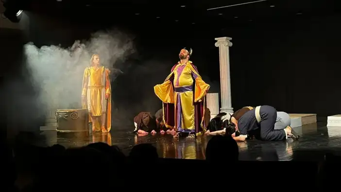 Trabzon Trafik Tiyatro Ekibi sahnede büyüledi! Turne öncesi duygusal veda