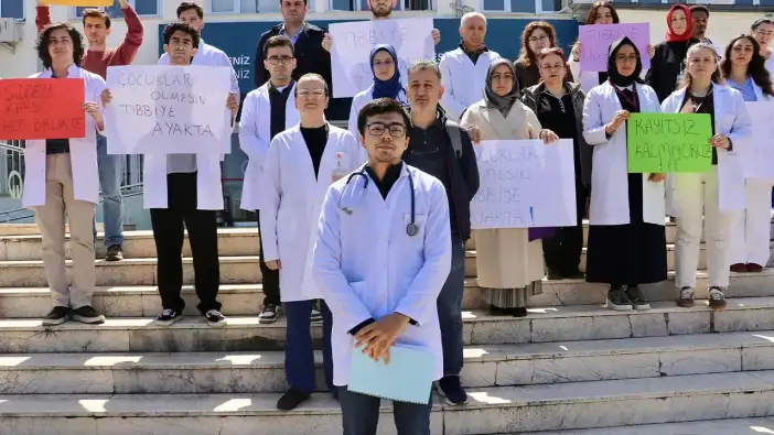 KTÜ’de okul saldırısına tepki: Tıp fakültesi öğrencileri ayakta