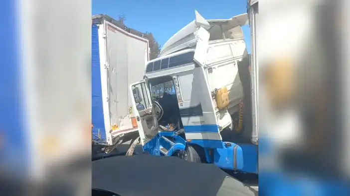 Akçaabat’ta korkutan kaza! Sahil yolunda iki tır çarpıştı