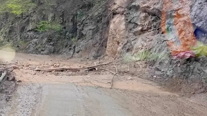 Köprübaşı’nda yol kapandı: Heyelan ulaşımı durdurdu