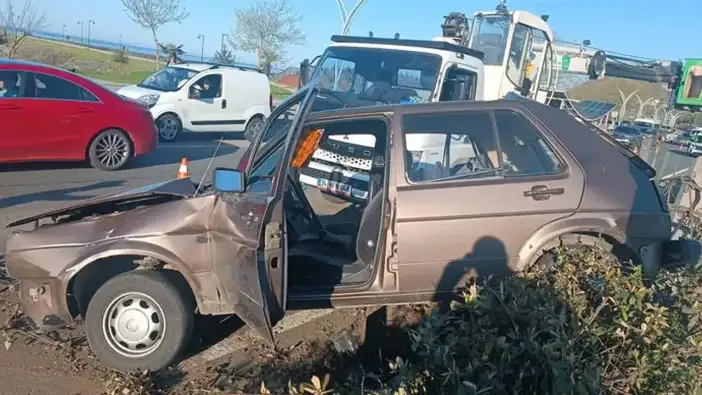 Trabzon Yomra’da trafik kazası: Kontrolden çıkan araç refüje vurdu