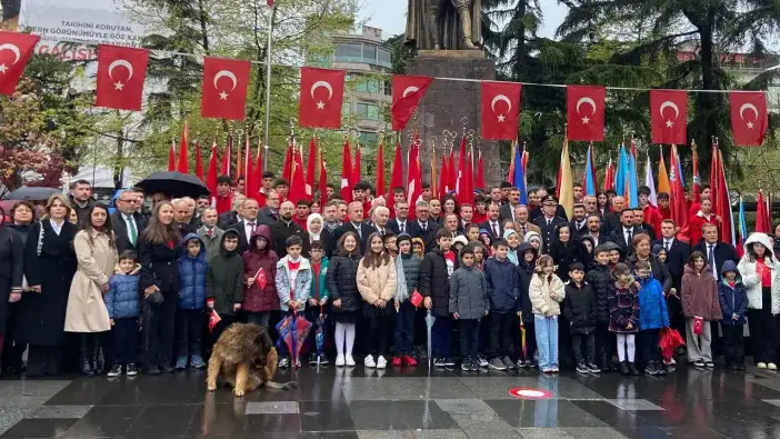 Trabzon’da 23 Nisan kutlamaları çelenk töreniyle başladı