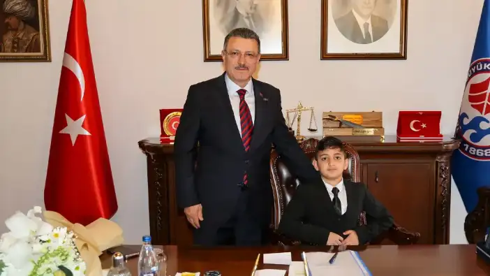 Başkan Genç'ten çocuklara özel jest! 23 Nisan'da koltuğunu devretti