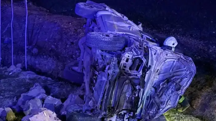 Trabzon plakalı araç hurdaya döndü: Şarampole yuvarlandı